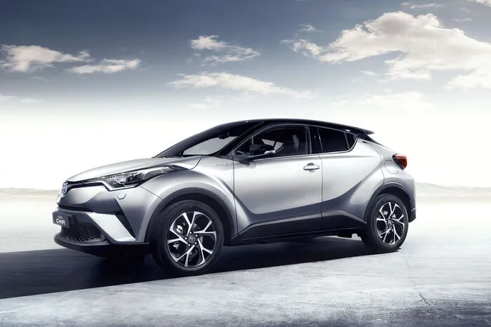 Technisch basiert der C-HR wie auch der aktuelle Prius auf der neuen TNGA-Plattform der Japaner. Deren gute Straßenlage und ein direktes Einlenkverhalten sind Resultat der tiefen Schwerpunktlage dieser Konstruktion.