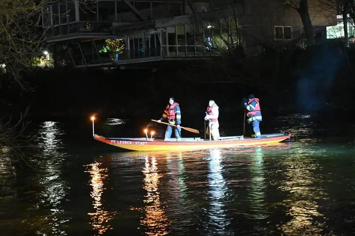 Das Christkind richtete eine Botschaft und Grußworte an die Gäste, die Taucher und Schwimmer wünschten allen „Frohe Weihnachten“.