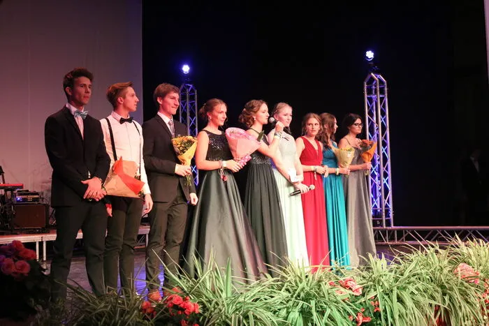 Ballkomitee von links: Johannes Fürhapter, Wolfgang Schett, Stefan Huter, Emilia Webhofer, Lea-Sophie Franz, Miriam Ranner, Lena Robitsch, Jana Fee Mersich und Sumeja Duranovic.