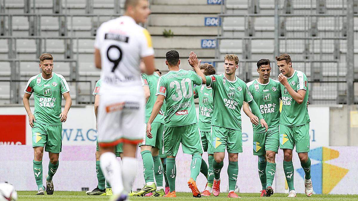 Die Spieler der WSG Wattens jubeln, der WAC-Kicker blickt verdutzt - das soll am Samstag nicht passieren