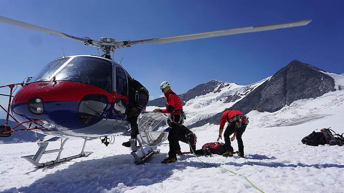 Matreier Bergretter übten mit Libelle auf dem Schlatenkees