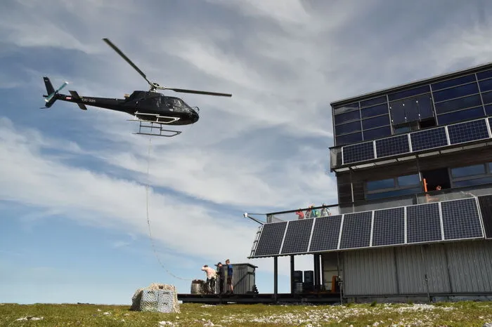 Beliefert wird die Hütte regelmäßig mit dem Hubschrauber