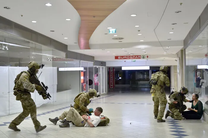 Mit mehreren Geiseln verschanzten sich die Terroristen in einem Geschäftslokal. Die genaue Ausgangslage war für die Spezialeinsatzkräfte zunächst unklar, ebenso wie viele Attentäter es gab.