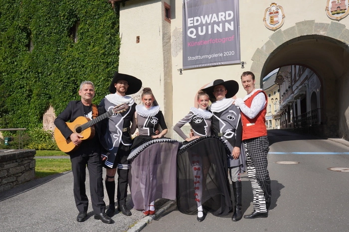 Mit „Dame Kobold“ von Pedro Calderon de la Barca - einem zur Coromödie 2020 adaptierten Stück bildet das Ensemble Porcia das Rückgrat des heurigen Straßentheaters. 40 Künstler werden auf ca 60 Stationen quer durchs Land das Publikum unterhalten.
