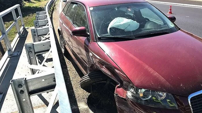 Das Fahrzeug wurde beim Aufprall beschädigt