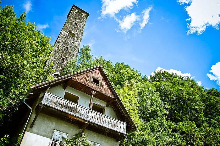 56 denkmalgeschützte Meter ragt der Schrotturm in Arnoldstein in die Höhe. Das 1830 gebaute Industriedenkmal berichtet noch heute von der langen Tradition der Bleiverarbeitung in der Region.