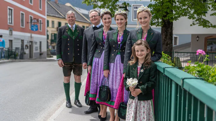 Festobmann Rudolf Grill mit Pfarrer Michael Unger und den Hoheiten samt junger Begleiterin