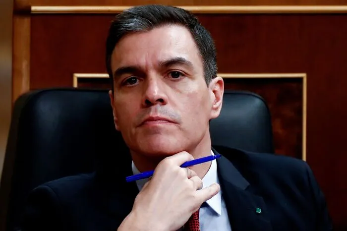 In Spanien sind zahlreiche Spitzenpolitiker positiv auf das Coronavirus getestet worden, darunter mehrere Angehörige des Kabinetts von Ministerpräsident Pedro Sánchez. Sánchez selbst wurde von Medien mehrfach kritisiert, weil er energisch zur sozialen Distanz aufruft, selber aber wenig Vorsicht walten lasse. Er sei öffentlich noch nie mit Schutzmaske aufgetreten und komme seinen Mitarbeitern im Regierungssitz Palacio de la Moncloa gefährlich nahe, versicherten Zeitungen. Dabei ist seine Ehefrau María Begoña Gómez (45) selber infiziert. Inwieweit der Sozialist dieser Tage Abstand zu seiner Gattin hält, ist nicht bekannt.