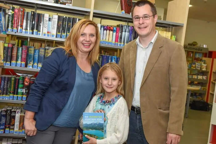 Autorin und Kleine Zeitung-Redakteurin Claudia Lux mit Tochter Lucia, die sie auf so mancher Tour zu den Seen begleitet hat, und Ehemann Georg Lux, selbst Redakteur und Autor mehrerer Bücher.