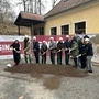 Bernadett Zecha-Kurz (SPÖ), Manfried Schuller (Baumamt), Marcus Martschitsch (Bürgermeister), Theresia Heil (Landtagsabgeordnete), Alois Lugitsch (Direktor Musikschule), Luca Geistler (FPÖ), Markus Gaugl (Vizebürgermeister) und Thomas Bösenhofer (Singer Bau) mit Vertretern der Stadtkapelle und Jugendkapelle
