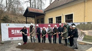 Bernadett Zecha-Kurz (SPÖ), Manfried Schuller (Baumamt), Marcus Martschitsch (Bürgermeister), Theresia Heil (Landtagsabgeordnete), Alois Lugitsch (Direktor Musikschule), Luca Geistler (FPÖ), Markus Gaugl (Vizebürgermeister) und Thomas Bösenhofer (Singer Bau) mit Vertretern der Stadtkapelle und Jugendkapelle