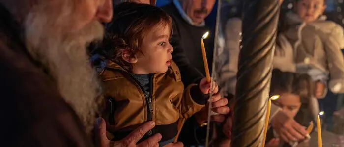 Pilger entzünden Kerzen vor der Geburtskirche, dem vermuteten Geburtsort Jesu