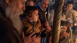 Pilger entzünden Kerzen vor der Geburtskirche, dem vermuteten Geburtsort Jesu