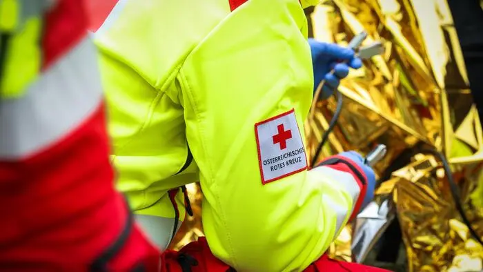 Eine Pkw-Lenkerin und ein Kleinkind wurden mit der Rettung ins LKH Graz gebracht (Sujetbild)