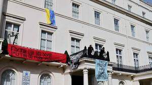 Aktivisten besetzten in London eine Villa, die angeblich Oleg Deripaska gehört. 