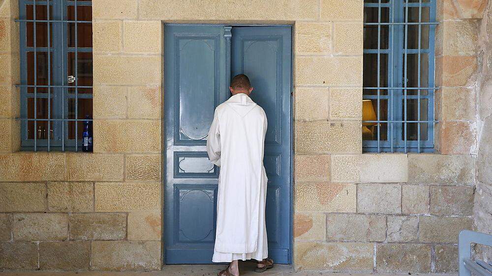 Ein Mönch im Benediktinerkloster von Abu Gosch, wo sich einer Tradition nach der auferstandene Jesus zwei Jüngern zu erkennen gab