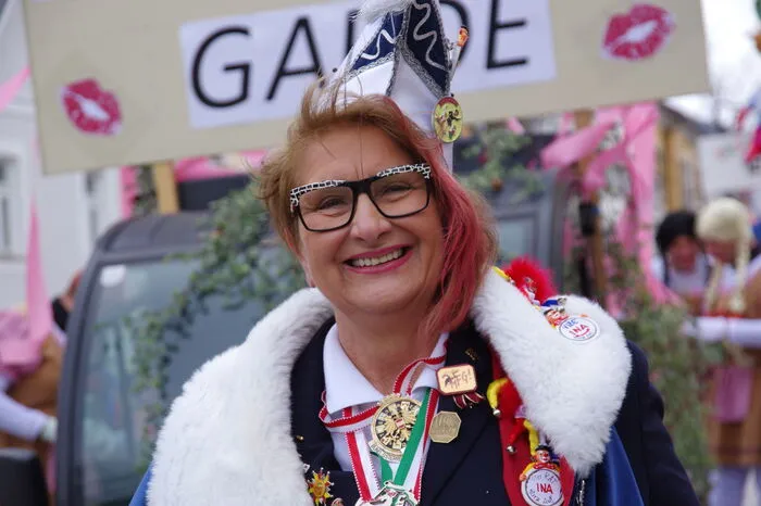 Es gab sogar Zuckerl und ein kleines Schnapserl für die ausgefrorenen Zaungäste.