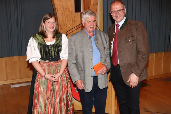 Es gab auch wieder Mitgliederehrungen: Für 40 Jahre Heinz Niederbichler, für jeweils 20 Jahre Stefan und Sabine Meislitzer, Dietmar Zwatz und Carina Ferlan und für „50 Jahre“ Tätigkeit als Kassier Heinz Stolz (am Foto).