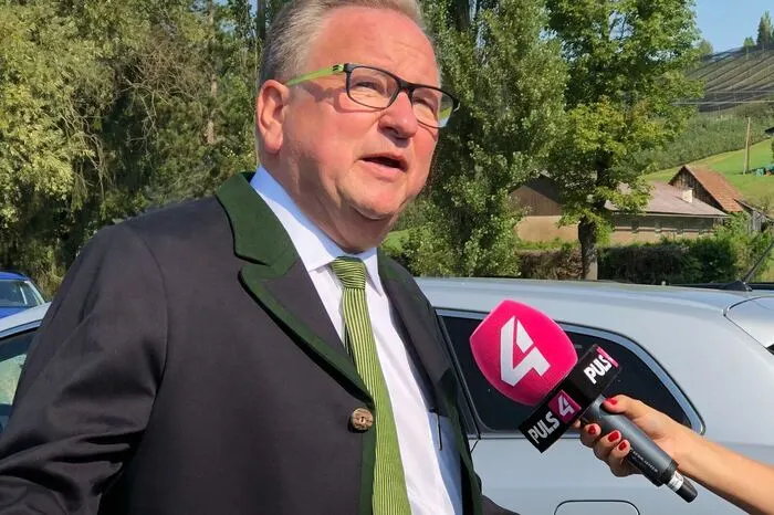 ... und Bürgermeister Karl Wratschko treten vor die Presse