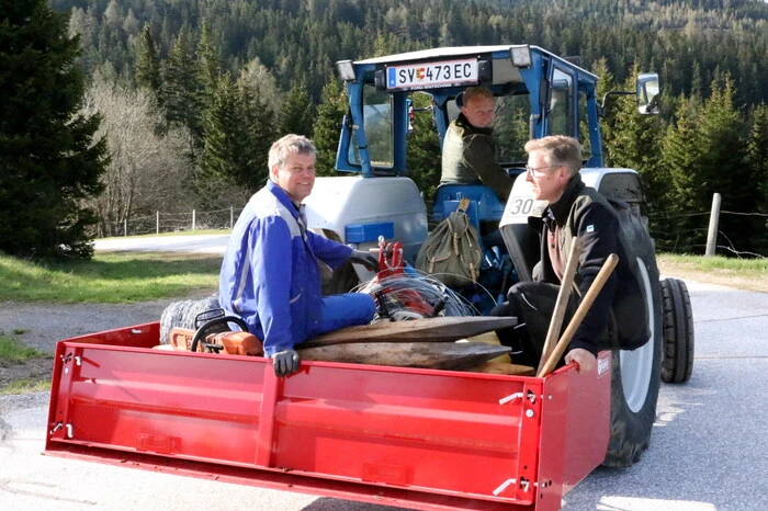 Nach kurzer Lagebesprechung sind sechs Arbeitstrupps schnell zusammengestellt und einsatzbereit. 