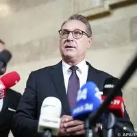 Ex-FPÖ-Chef und Vizekanzler Heinz-Christian Strache hatte sich den Diplomaten mit Vermerk „Putin“ als Kontakt im Handy eingespeichert.