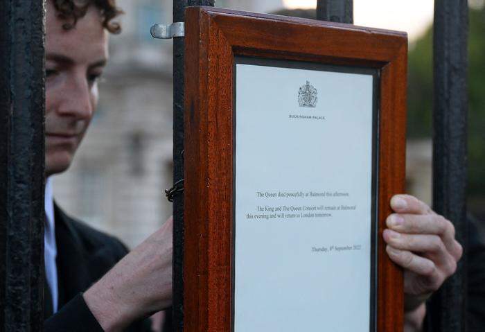 Die Todesnachricht wird an den Toren des Palasts in London angebracht