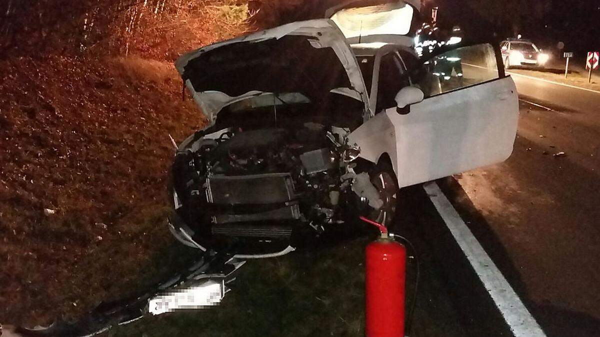 Ein junger Lenker krachte mit seinem Pkw auf der B54 in einen Traktor. Am Auto entstand Totalschaden.