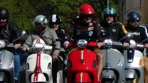 Die Vespa-Gang Leoben mit ihrem Chef Alexander Debeletz auf einer ihrer Ausfahrten