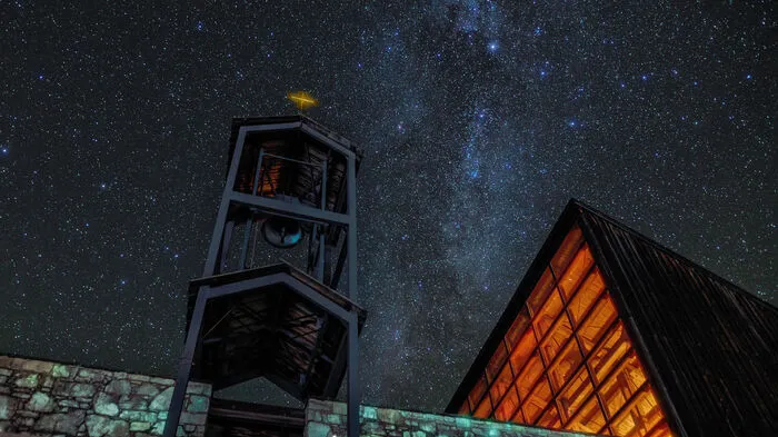 Deutschland. Der Sternenpark Winklmoosalm ist eine der dunkelsten Ecken Bayerns – und das ist gut so. Denn deshalb sind im einzigen Dark Sky Park der Alpen rund 3000 Sterne am Nachthimmel zu sehen. 
