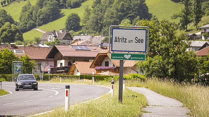 In der Gemeinde Afritz befinden sich entlang der Bundesstraße vier Ortschaften: Afritz, Kraa, Gassen und Scherzboden. Ein Schilderwald mit vier Ortsanfang- und vier Ortsendetafeln binnen wenige Kilometer wären die Folge gewesen – hätte die Gemeinde im Jahr 2011 nicht ein Hintertürchen gefunden. „Wir haben die neue Ortschaft Afritz am See gegründet“, erzählt Bürgermeister Max Linder.  Heute hat Afritz am See 16 Einwohner. Und die Gemeinde Afritz entlang der Bundesstraße nur einen Ortsanfang und ein Ortsende.