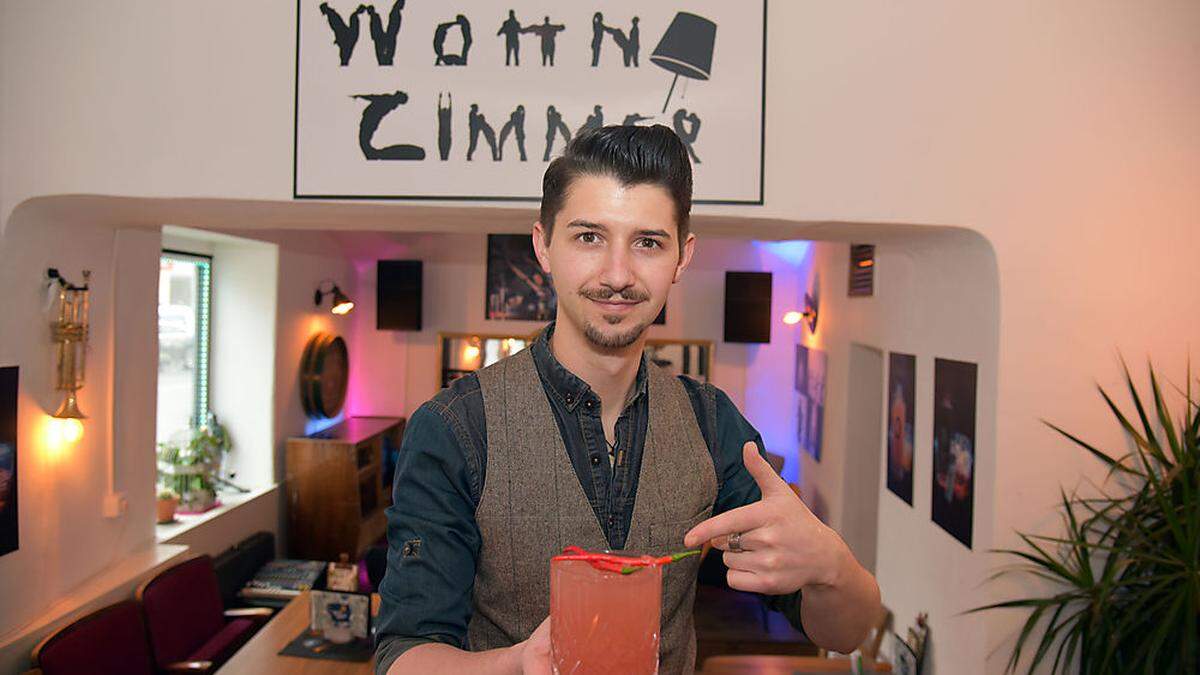 Winkelbauer mixt seinen preisgekrönten Cocktail im Klagenfurter „Wohnzimmer“, wo er Barchef ist