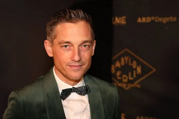 Mit "Babylon Berlin" hat Volker Bruch große Erfolge gefeiert (die vierte Staffel erscheint 2022), an anderen Fronten bekommt der 41-Jährige Sorgenfalten. Der Lebensgefährte von Schauspiel-Kollegin Miriam Stein machte sich zum Taktgeber coronakritischer Schauspieler und war an den glücklosen Aktionen #allesdichtmachen und #allesaufdentisch maßgeblich beteiligt. Ein Berliner Stadtmagazin wählte ihn jüngst zum "peinlichsten Berliner 2021".