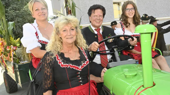 Willi Koch, Erfinder des Spittaler Kirchtags, erstmals statt auf einer Pferdekutsche am Steuer eines Traktors. Beide sind übrigens gleich alt und gut erhalten.