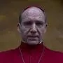 Ralph Fiennes als Kardinal bei der Papstwahl in Edward Bergers Vatikanthriller „Konklave“