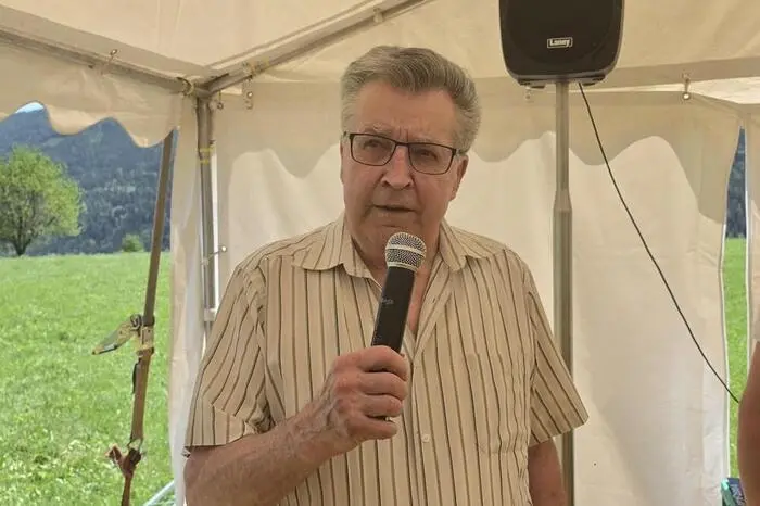 Wie die Organisatoren erzählen, waren es einst die Spenden aus gleich vier Hochzeiten, die genügend Geld in die Gemeinschaftskasse brachten, um erstmals ein Grillfest für die Schmiedinger zu veranstalten. Aus dieser Idee entwickelte sich eine Tradition, die bis heute lebt.