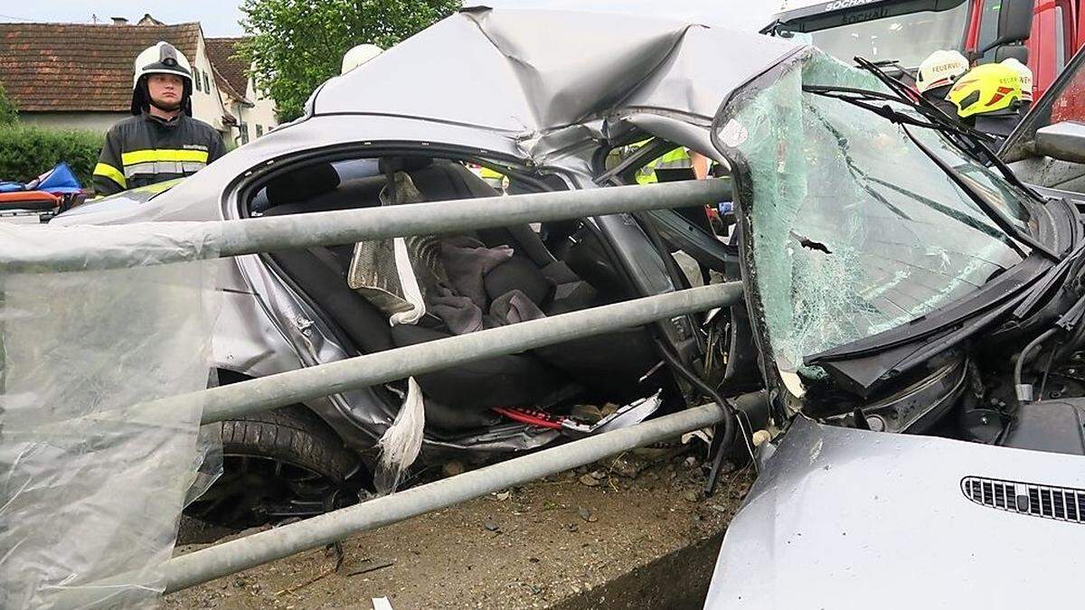 Die Feuerwehr Übersbach befreite den Lenker aus dem Wrack