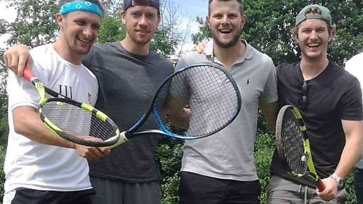 Andreas Napokoj (2. von rechts) soll VSV-Geschäftsführer werden. Mit ihm am Foto die Eishockeycracks und Tenniskollegen Nico Brunner, Michael Raffl und Alexander Rauchenwald