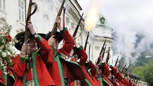 Wie es hübsch kracht und raucht: Tiroler Schützen im Einsatz