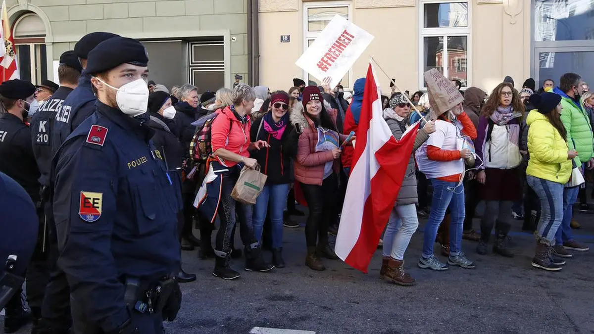 ABD0071_20211201 - KLAGENFURT - ÖSTERREICH: Eine Kundgebung von Corona-Maßnahmengegnern in Klagenfurt am Mittwoch, 1. Dezember 2021. Heute kommt es in österreichweit zu Protest gegen Impfpflicht und Corona-Maßnahmen. - FOTO: APA/GERD EGGENBERGER