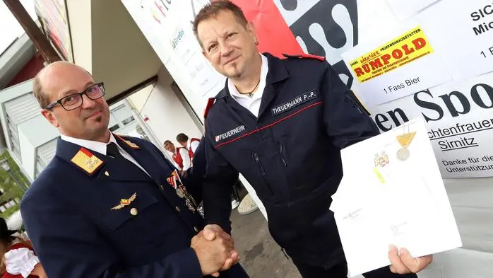 Weiters gab es auch zahlreiche Ehrungen für von Feuerwehrkameraden für ihr ehrenamtlichen Einsatz für die Bevölkerung! Wie z.B. für 25 Jahre Paul Theuermann (Kat Einsatzmedaille Hochwasser Niederösterreich & Waldbrand Lesachtal).