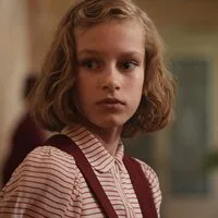 Nach einer Zeitreise ins Jahr 1938 trifft Karli im Film auf das jüdische Gästemädchen Hannah (Bild), gespielt von Annika Benzin