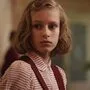 Nach einer Zeitreise ins Jahr 1938 trifft Karli im Film auf das jüdische Gästemädchen Hannah (Bild), gespielt von Annika Benzin
