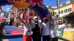 Kolland Topsport Elite feiert den Sieg in Lienz