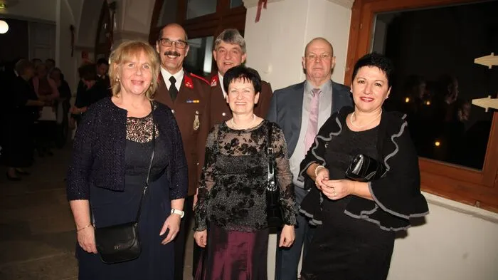 Kommandant Stefan Prinz konnte eine Reihe von Ehrengästen, angeführt von Landtagsabgeordneten Hubert Lang, Bürgermeister Johann Schirnhofer und Pfarrer Roger Ibounigg, begrüßen.