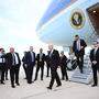 Joe Biden verlässt das Flugzeug. | Biden auf heikler diplomatischer Mission.