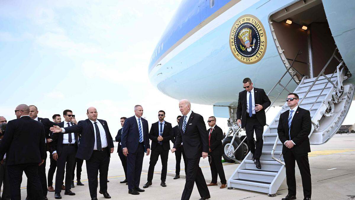 Joe Biden verlässt das Flugzeug. | Biden auf heikler diplomatischer Mission.
