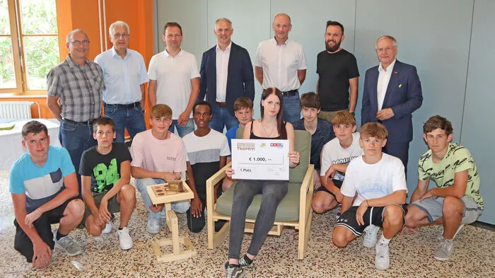 Die Landesinnung der Tischler und Holzgestalter lud die steirischen Schulen zur Tischler-Trophy. Neun Schulen machten mit. „Patronanz-Tischler“ unterstützen die Schüler in ihrem Vorhaben. Das diesjährige Thema: Der Bau eines „Lesemöbels mit Buchablage“. Der erste Platz ging an die Polytechnische Schule Feldbach. Philipp Knaus von der Tischlerei Knaus in Schützing begleitete die Schüler. Betreuungslehrer Christian Narnhofer war von der Zusammenarbeit begeistert. Platz zwei holte die Polytechnische Schule in Rottenmann. Hans-Peter Rojer von Treusch &amp; Co stand ihnen mit Rat und Tat zur Seite. Die Mittelschule Pischelsdorf erreichte mit ihrer Kreation Platz drei. Lehrerin Ulrike Tuttner begleitete die Schüler. Als Patronanztischler stand ihnen Harald Almer zur Seite.