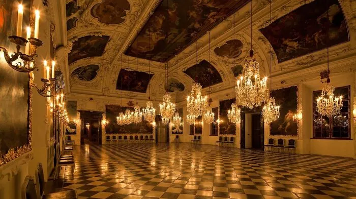 Ein Klassiker der Langen Nacht: Die abendlichen Führungen durch Schloss Eggenberg in Graz. Diese laufen den ganzen Abend, zusätzlich gibt es die Schau "GesICHt und Du" zu entdecken. Hier der prunkvolle Planetensaal.