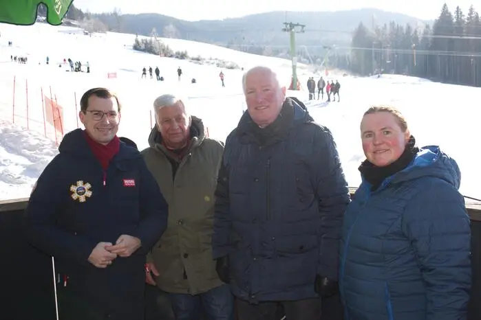 Mit dabei war auch die Turnauer Lokalpolitik um Bürgermeister Stefan Hofer (l.) und seinem Vize Berthold Strobl (2.v.l.)