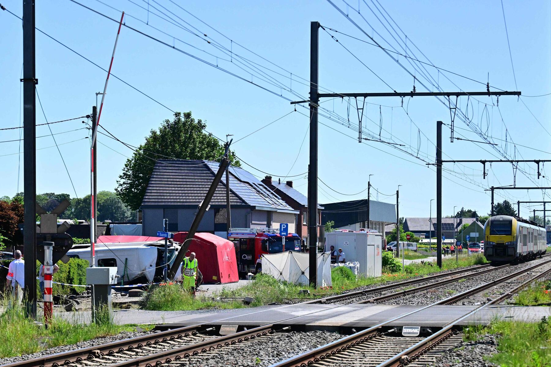 Unglück in Belgien: Schulbus kracht mit Zug zusammen: Mehrere Tote